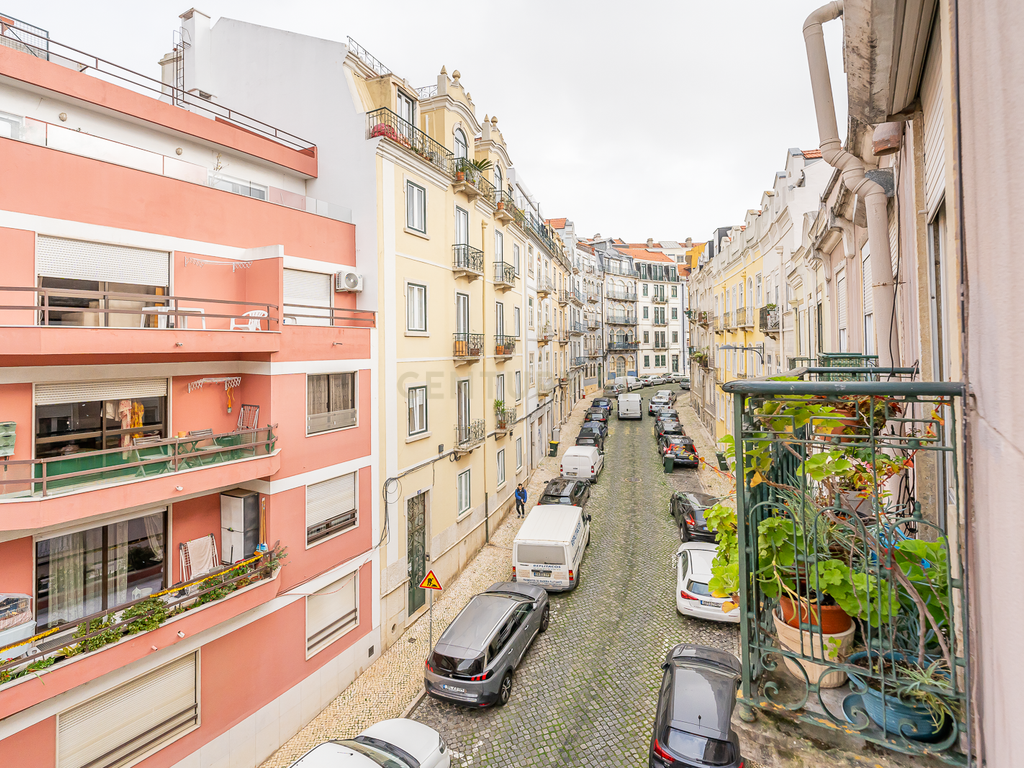 T4 em Arroios para remodelação com vista sobre Lisboa - Lisboa - Image 22