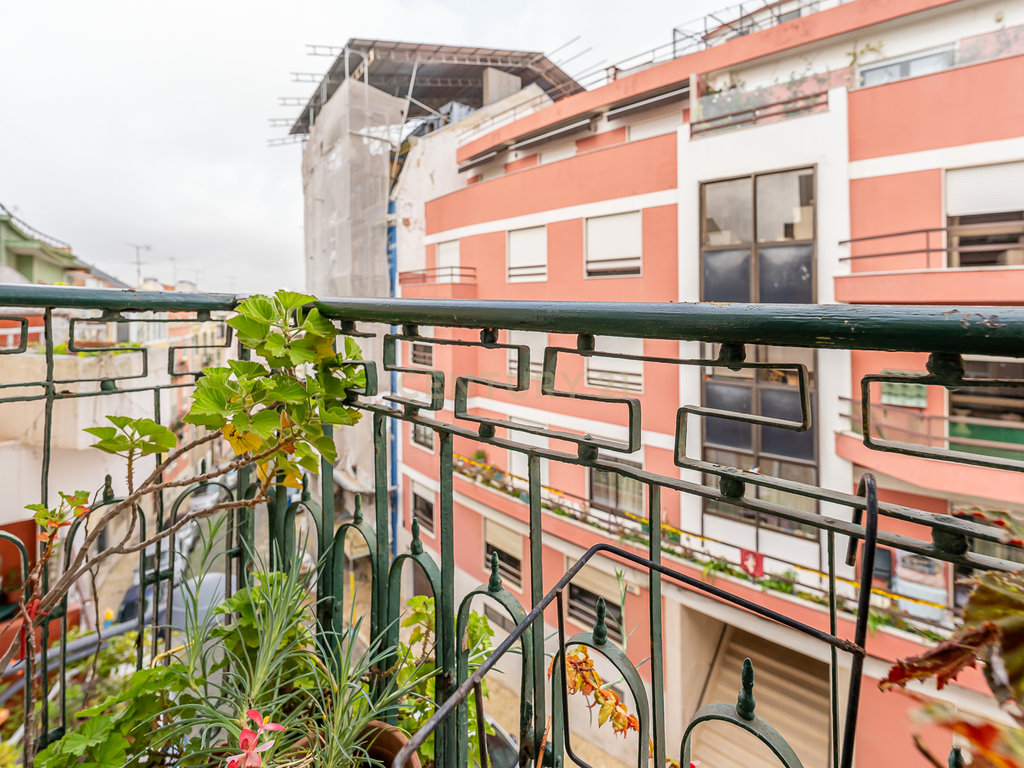 T4 em Arroios para remodelação com vista sobre Lisboa - Lisboa - Image 13