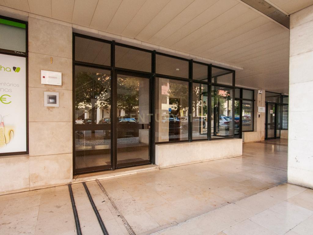 Escritório/Consultório para arrendamento | Excelente Localização | Zona Premium de Telheiras | - Image 2