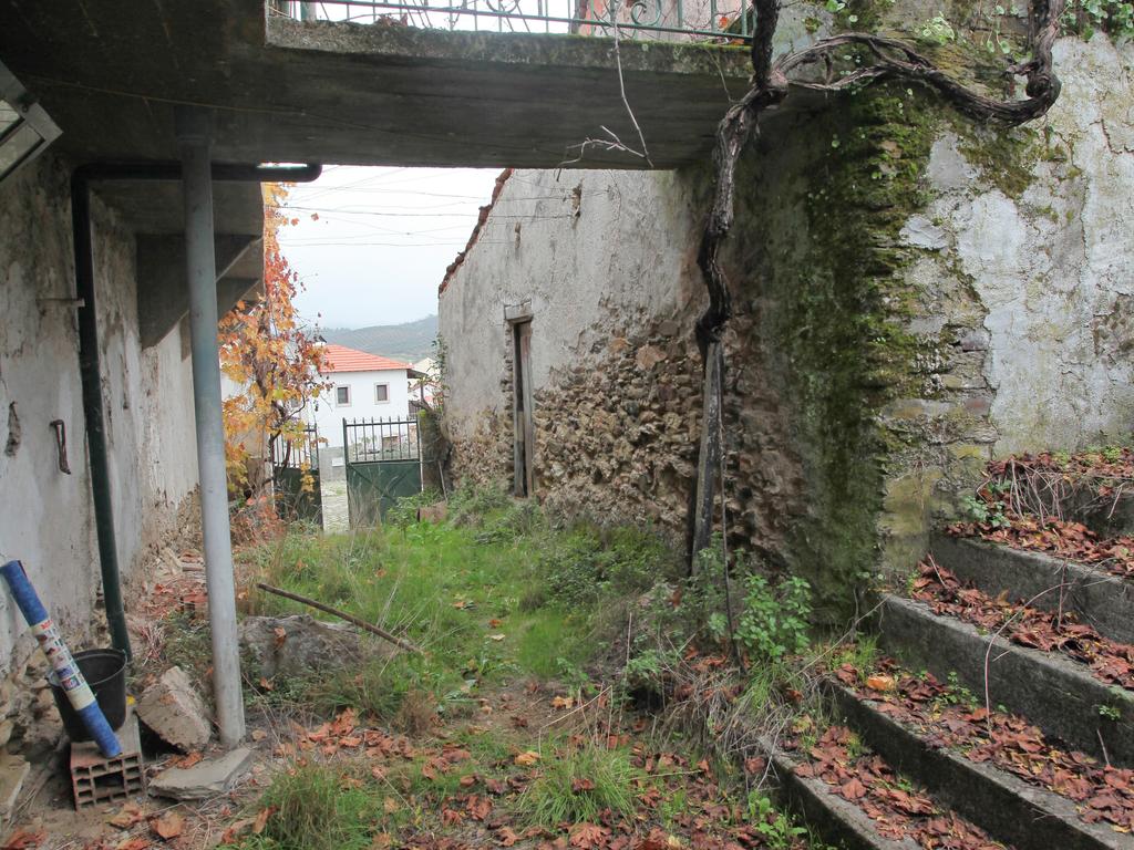 Moradia, Celeiro e Adega em Vilarelhos - Alfândega da Fé - Image 11