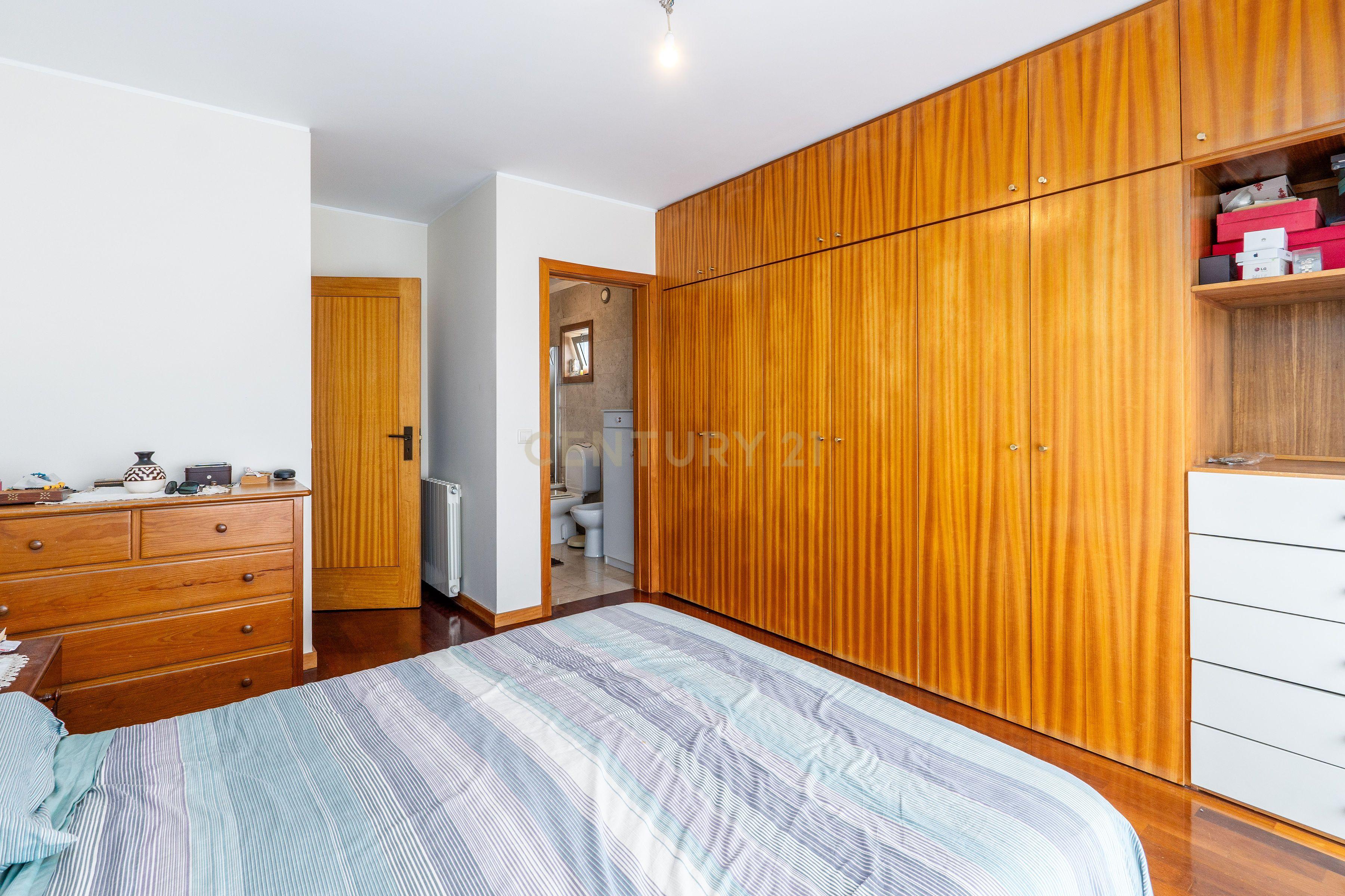 Apartamento "Cobertura" com terraço nas 3 frentes T4 (Atualmente T3 + Escritório) no Condomínio "Tílias do Atlântico" - Image 17
