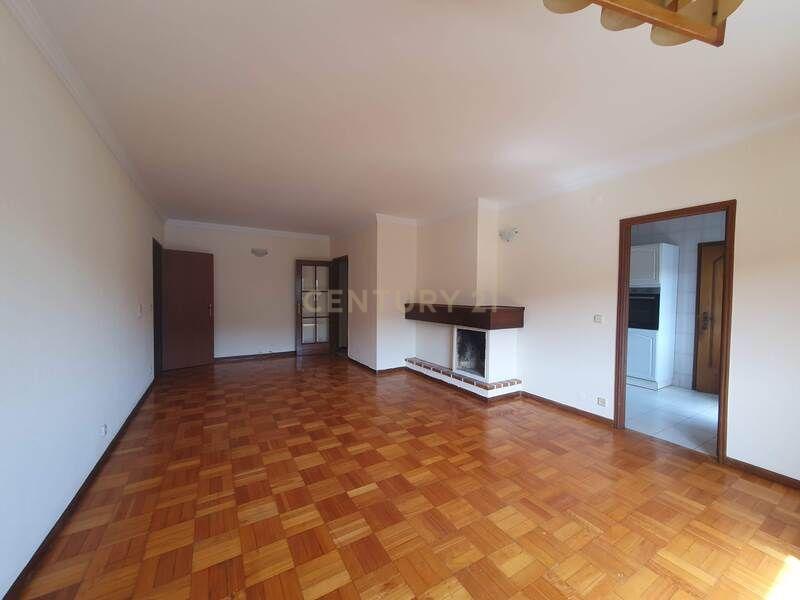 Apartamento T2 com uma área de 103 m2, localizado em Oliveira do Douro, V. N. Gaia - ARRENDADO - Image 1