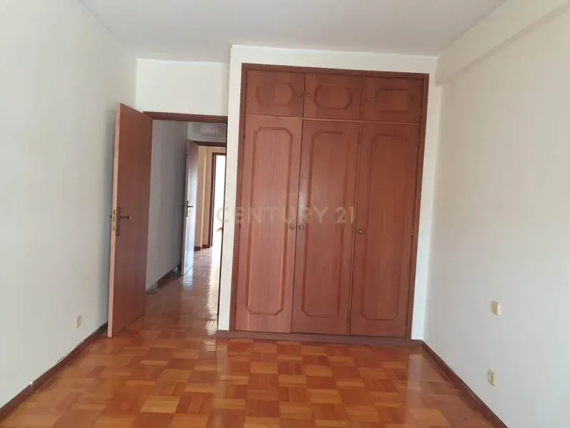 Apartamento T2 com uma área de 103 m2, localizado em Oliveira do Douro, V. N. Gaia - ARRENDADO - Image 10