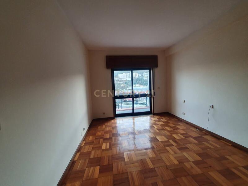Apartamento T2 com uma área de 103 m2, localizado em Oliveira do Douro, V. N. Gaia - ARRENDADO - Image 5