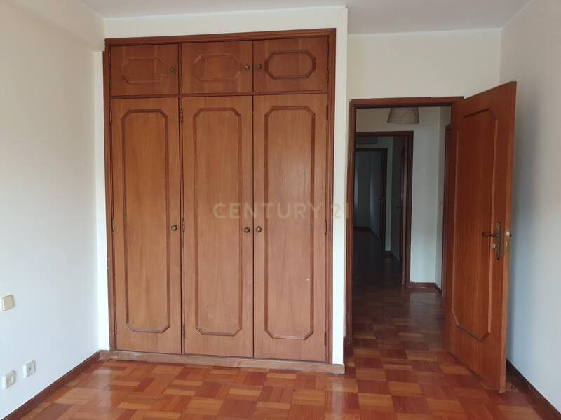 Apartamento T2 com uma área de 103 m2, localizado em Oliveira do Douro, V. N. Gaia - ARRENDADO - Image 9