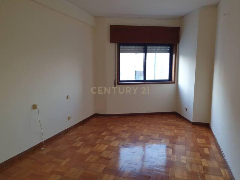 Apartamento T2 com uma área de 103 m2, localizado em Oliveira do Douro, V. N. Gaia - ARRENDADO - Image 4