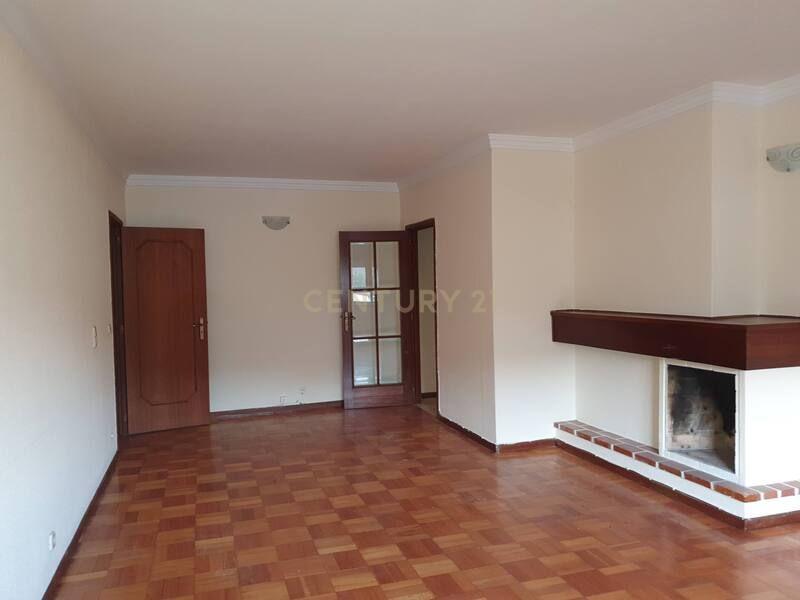 Apartamento T2 com uma área de 103 m2, localizado em Oliveira do Douro, V. N. Gaia - ARRENDADO - Image 3