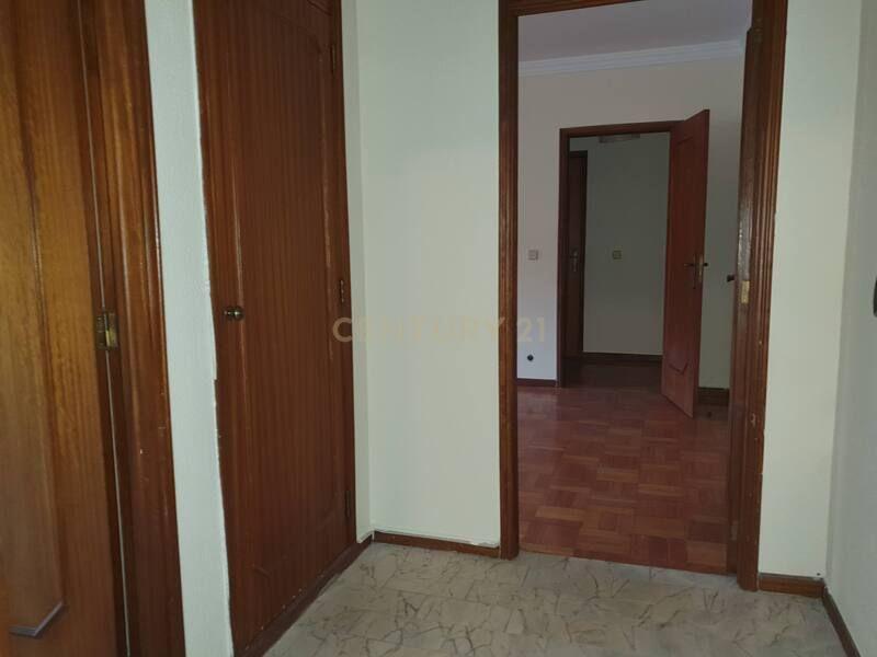 Apartamento T2 com uma área de 103 m2, localizado em Oliveira do Douro, V. N. Gaia - ARRENDADO - Image 2