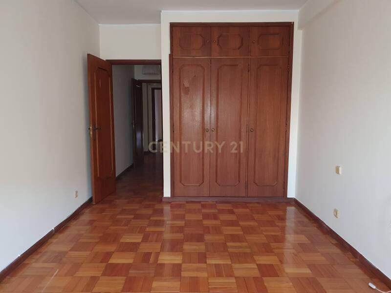 Apartamento T2 com uma área de 103 m2, localizado em Oliveira do Douro, V. N. Gaia - ARRENDADO - Image 6