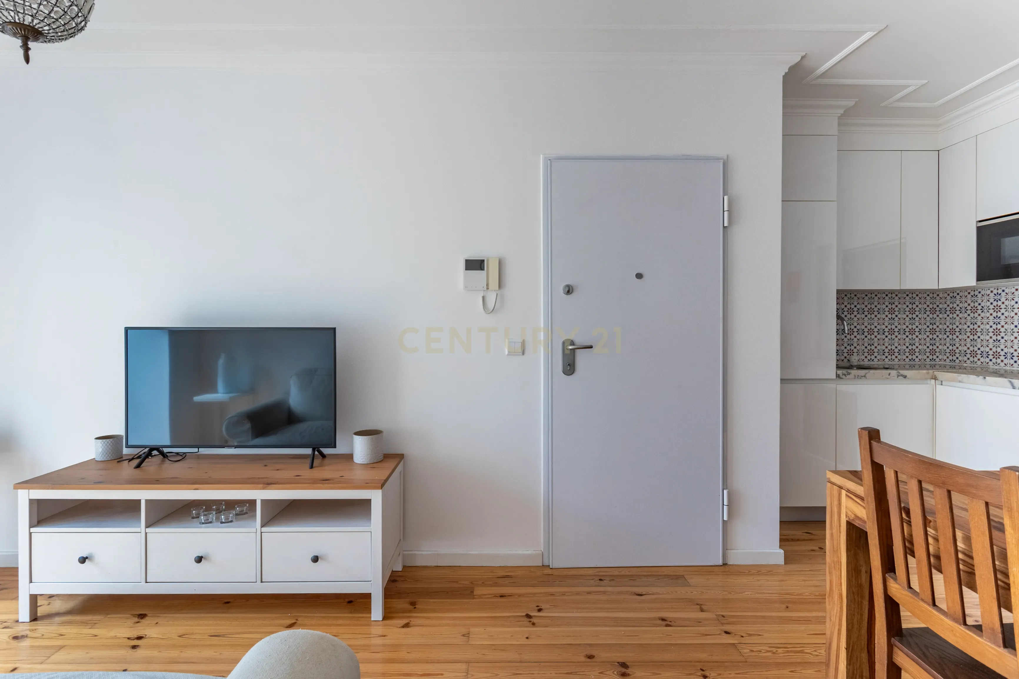 Apartamento T2 remodelado - Campo Mártires da Pátria - Image 3