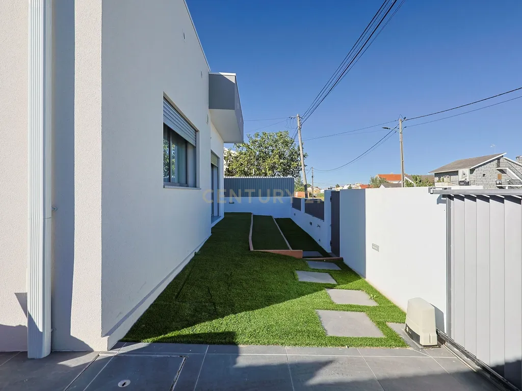 Moradia T3 Isolada com Piscina e Garagem em Fernão Ferro - Image 33
