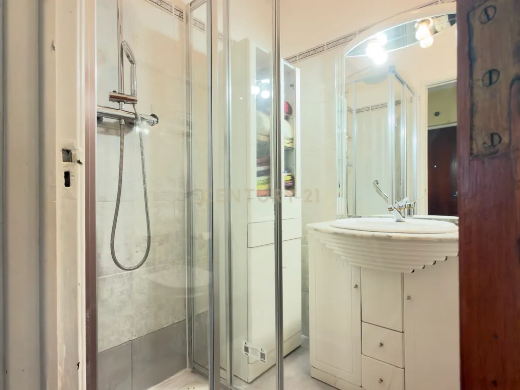 Apartamento T2 para remodelar com vista para o Convento de São Vicente - Image 14
