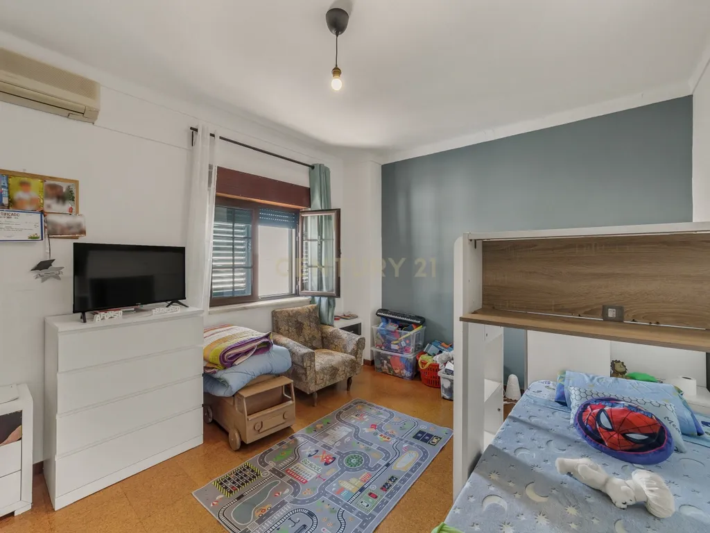 MORADIA T5 COM GARAGEM E PISCINA, 327 M² DE TERRENO PARA USUFRUIR - Image 46