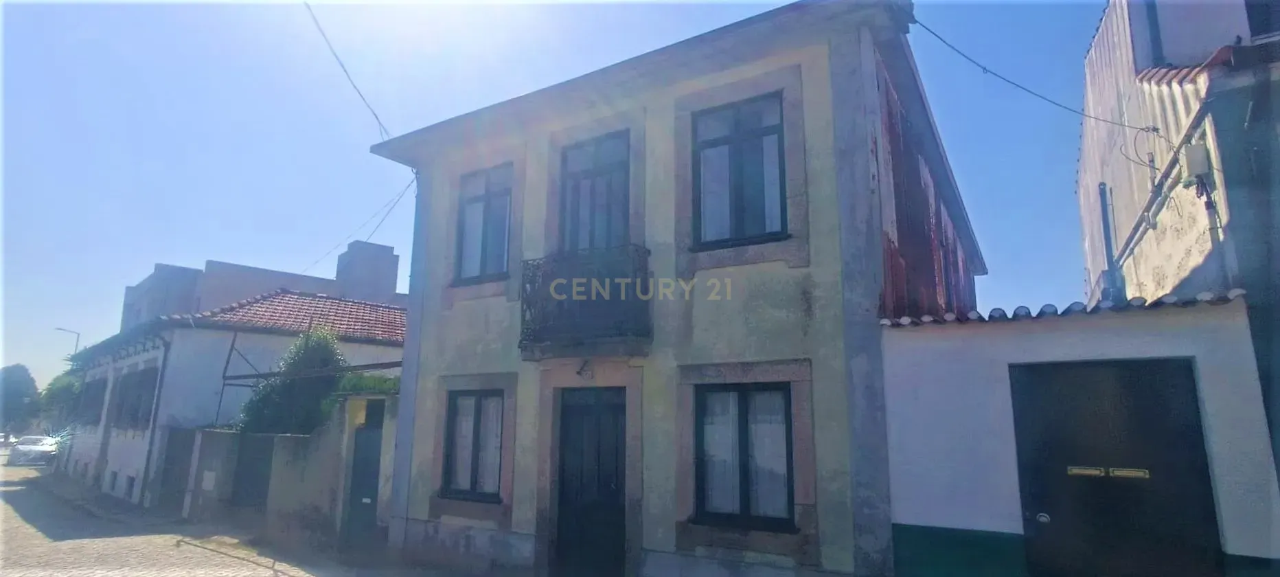 Moradia bifamiliar com cinco quartos, terreno e água para reconstrução no coração da Cidade da Maia, em Gueifaes - Image 4