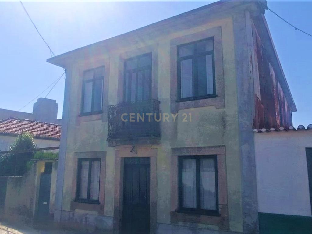 Moradia bifamiliar com cinco quartos, terreno e água para reconstrução no coração da Cidade da Maia, em Gueifaes - Image 4