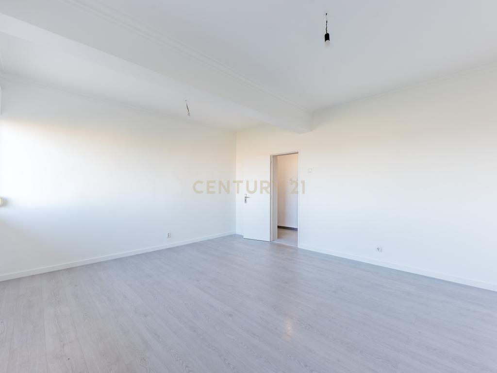 T3 Renovado na Póvoa de Santa Iria - Image 2