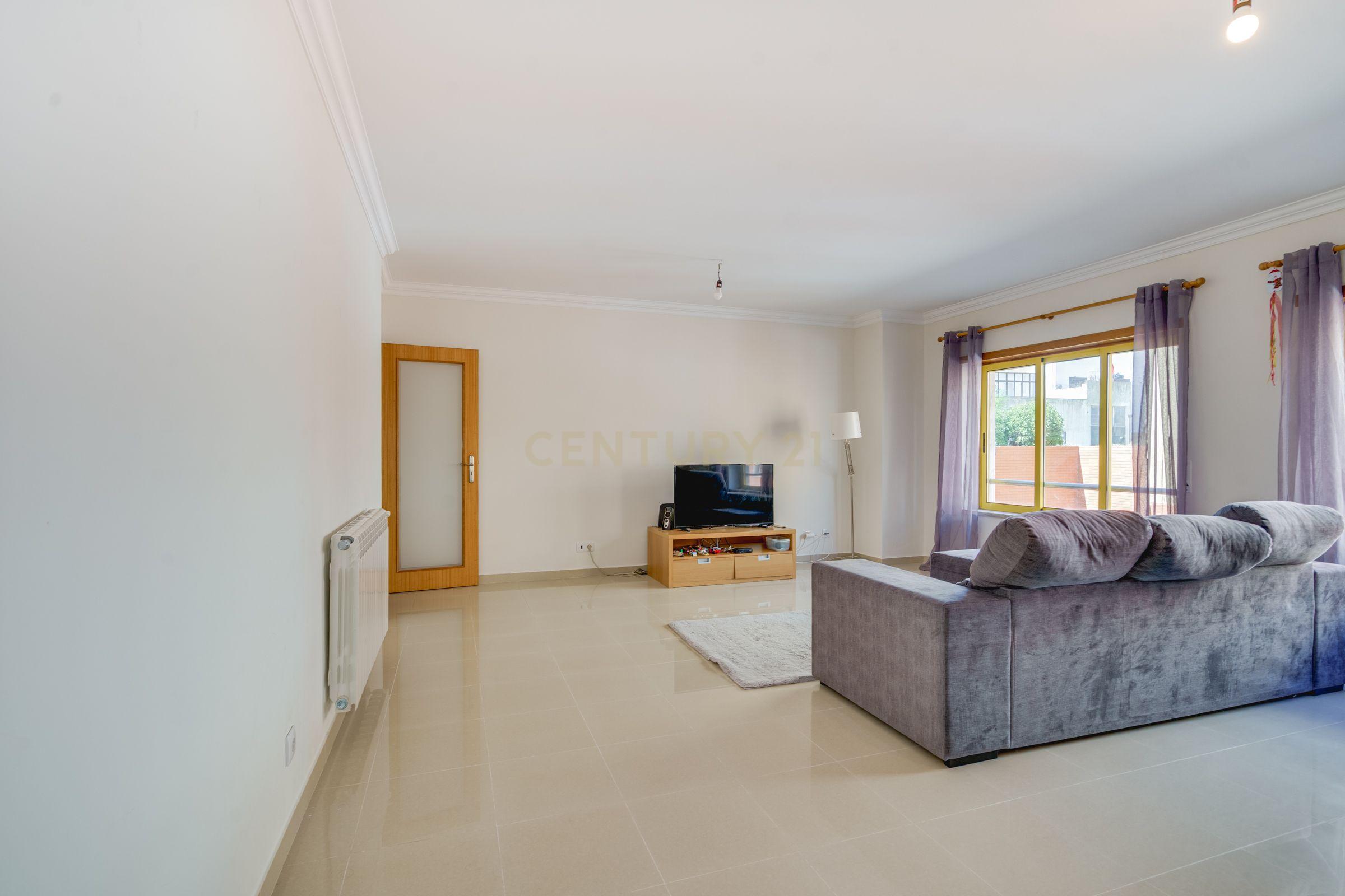 Fotografia 8 de Apartamento T2 com Varanda em Loures - Oportunidade Única!