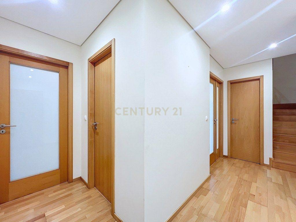 Fotografia 5 de T2 Duplex com 2 Suítes | Último Piso | Garagem Box para 2 Viaturas | Ponta Delgada