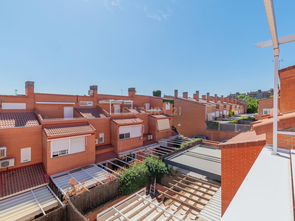 Chalet adosado con jardín en calle Unicornio, Aravaca - Image 42