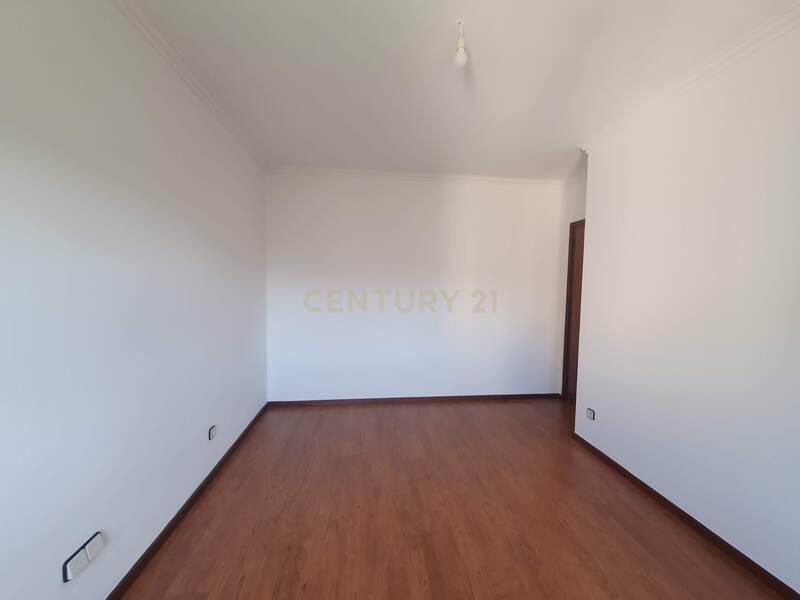 T4 com lugar de garagem em Canidelo - Image 13