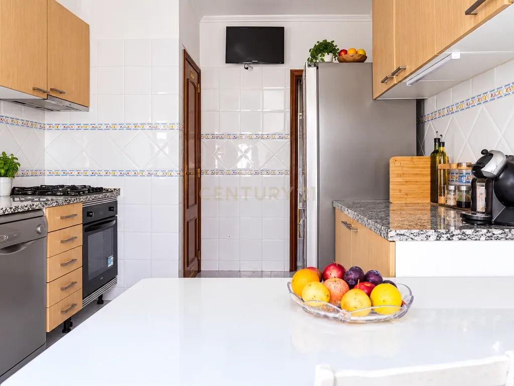 Apartamento T3 com Suíte, 3 Varandas e Arrecadação de 14 m² | Avenida 25 de Abril, Ramada - Image 4