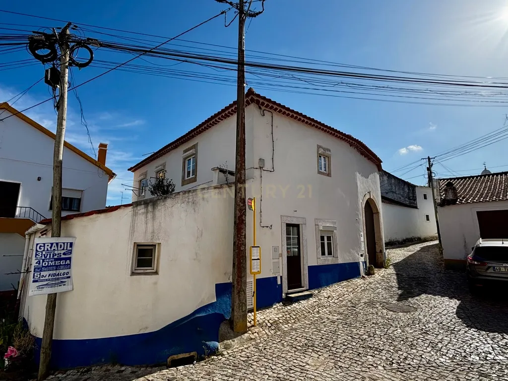 Moradia com T1+T2 Arrendados: Oportunidade no Gradil - Image 1