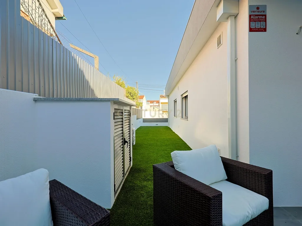 Moradia T3 Isolada com Piscina e Garagem em Fernão Ferro - Image 31