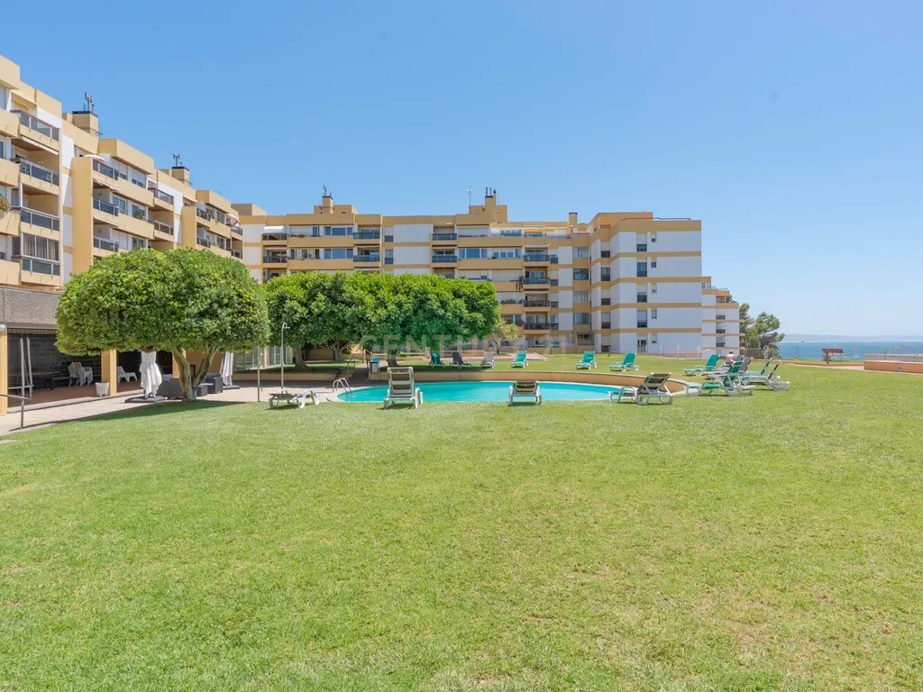 Apartamento T3 com Vista Mar em Oeiras - Image 2