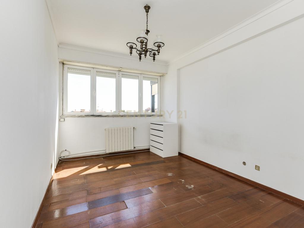T4 com Vista de Rio nos Olivais – Uma Oportunidade para Remodelar a Seu Gosto! - Image 14
