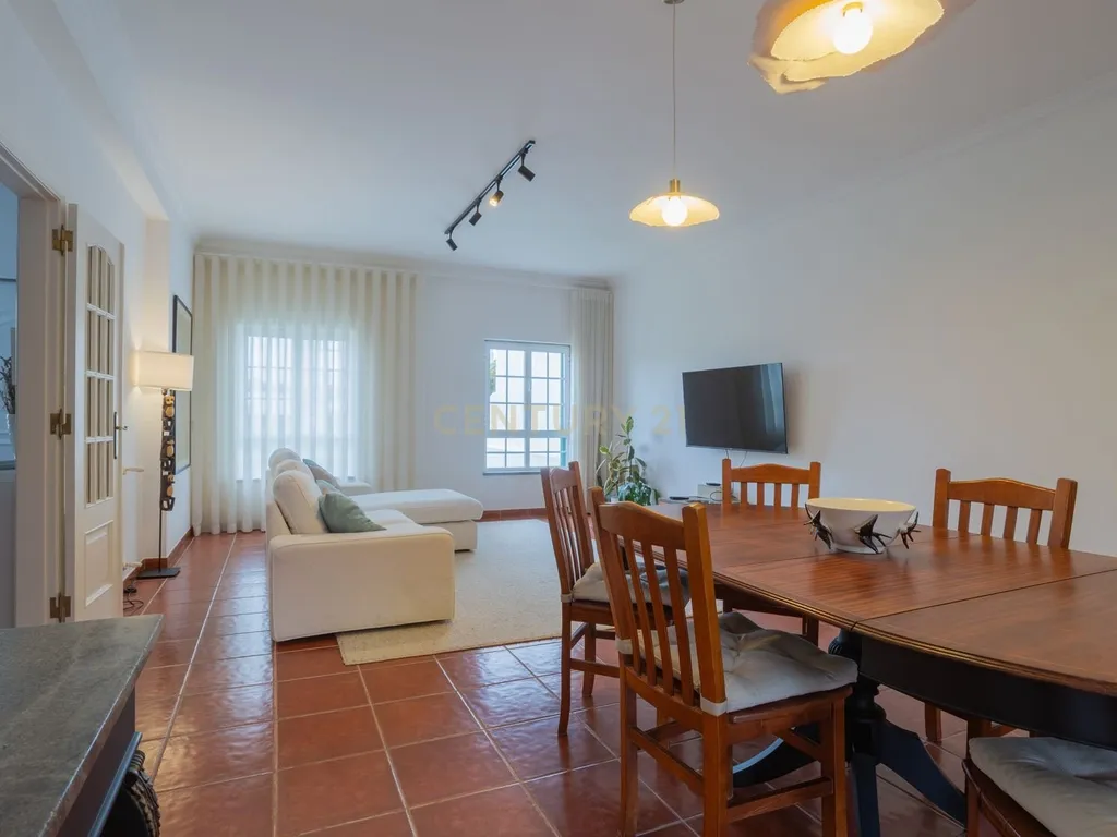 Moradia T4, luminosa, com garagem, jardim e logradouro. - Image 3