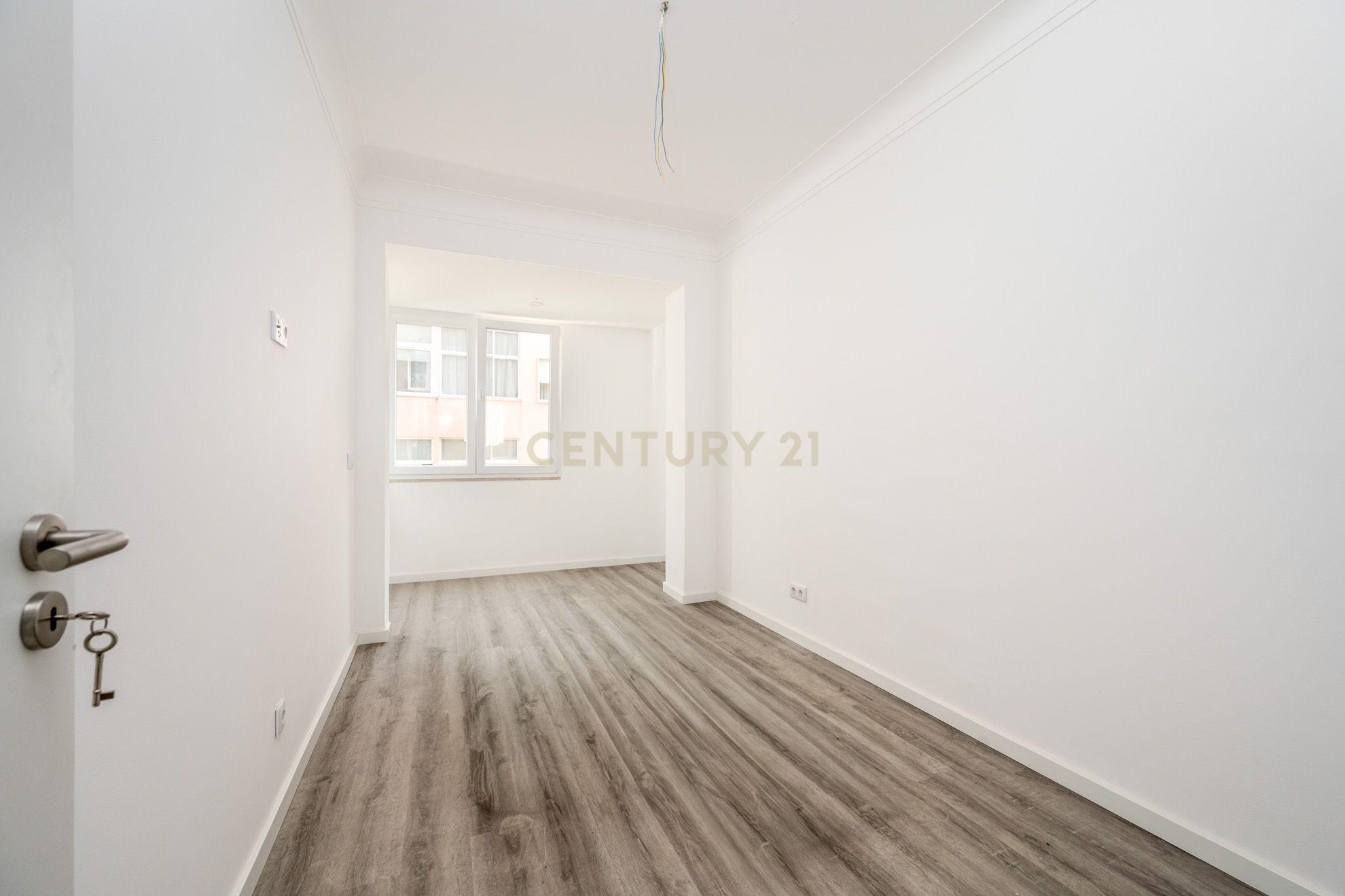 Fotografia 9 de Apartamento T4 Duplex em Queluz, perto do Palácio Nacional, totalmente remodelado e equipado (em fase de acabamento).