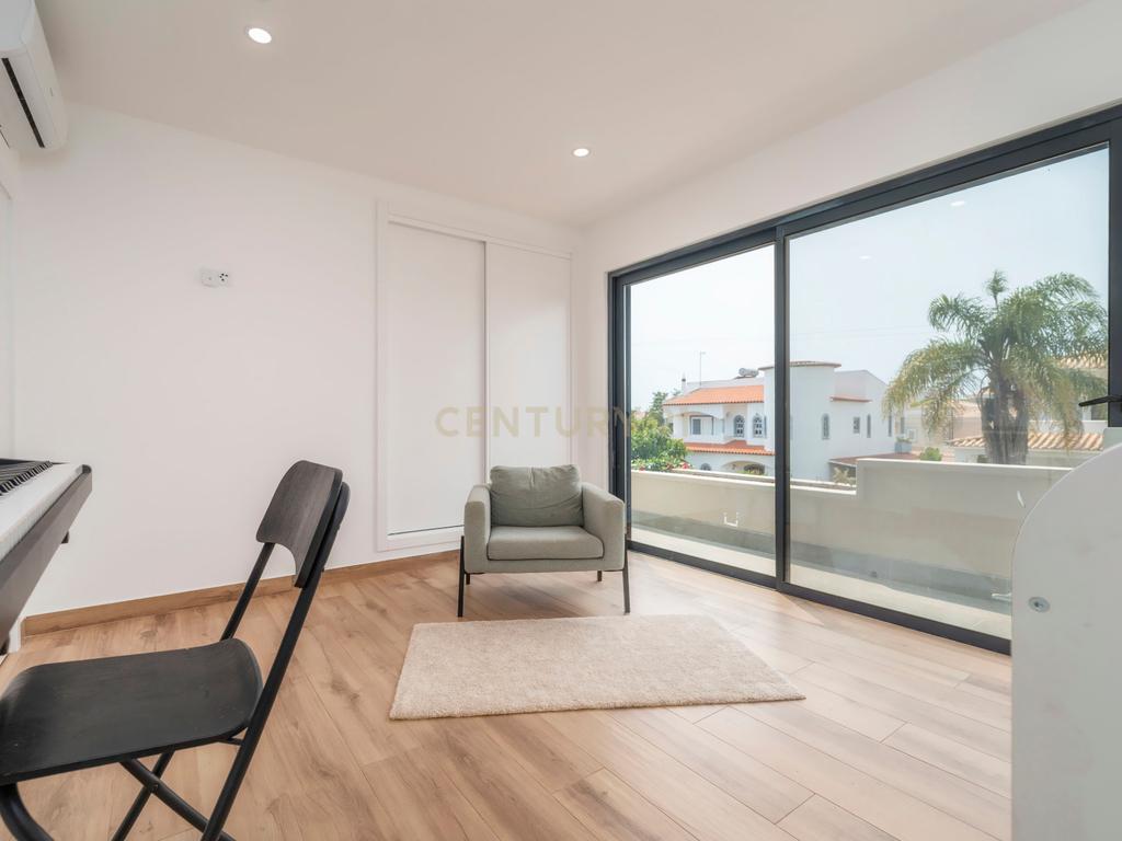 Moradia | Piscina Aquecida  | Totalmente Renovada | Gambelas - Image 25
