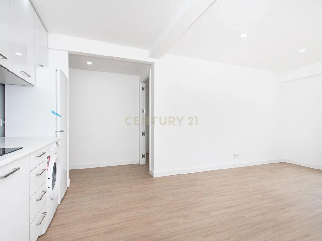 Apartamento T3 com Terraço/ Remodelação Total (Queluz) - Image 9