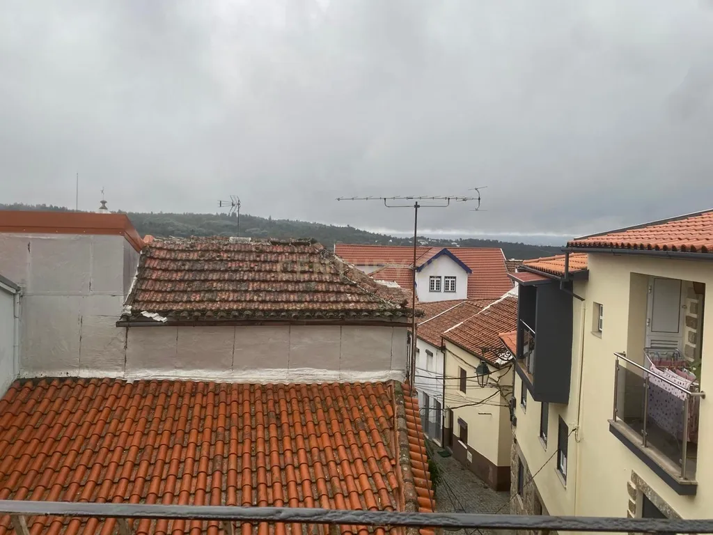 Prédio Urbano com Três T2 - Image 15