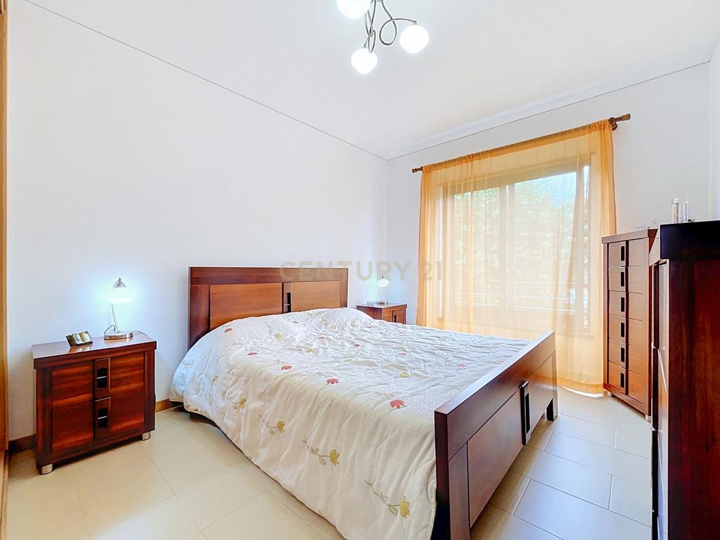 Apartamento T2 com Varandas, Excelentes Áreas e Zona de Lazer Privativa — Santa Cruz, Lagoa - Image 8