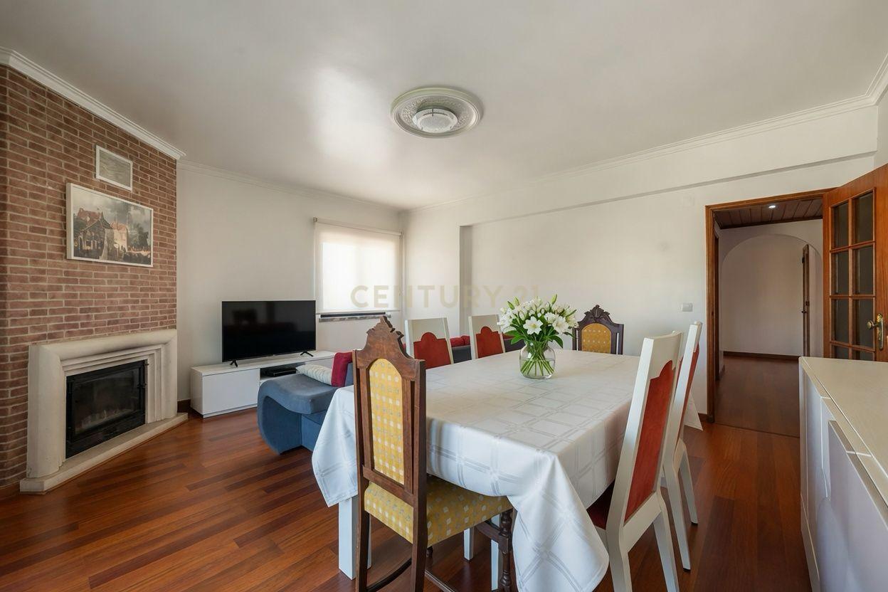 Fotografia 5 de Apartamento T3 com 120m² | Sala com Lareira | Excelentes Áreas e Luz Natural em Algueirão