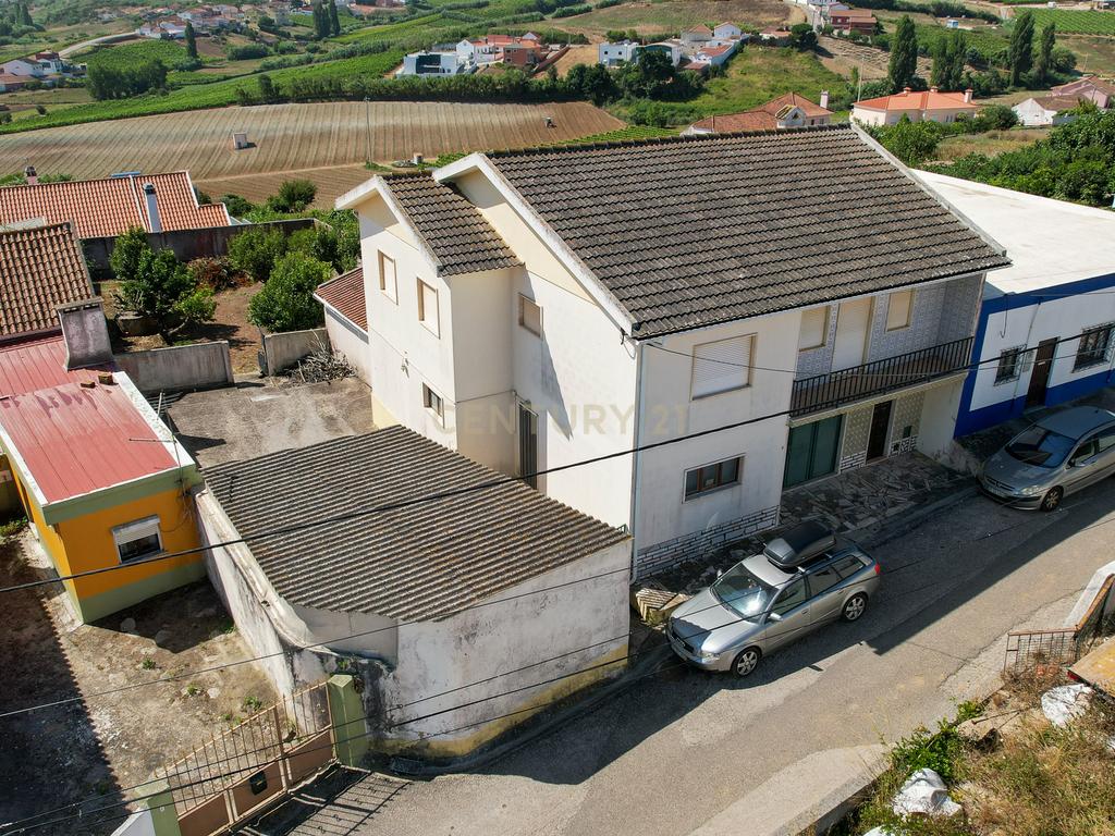 ** Excelente Moradia T3 c/ boas áreas na Ventosa - Torres Vedras ** - Image 1