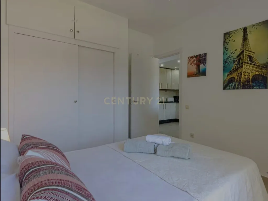 Apartamento T1 em Málaga com Vista e Acesso a Piscina - Image 7