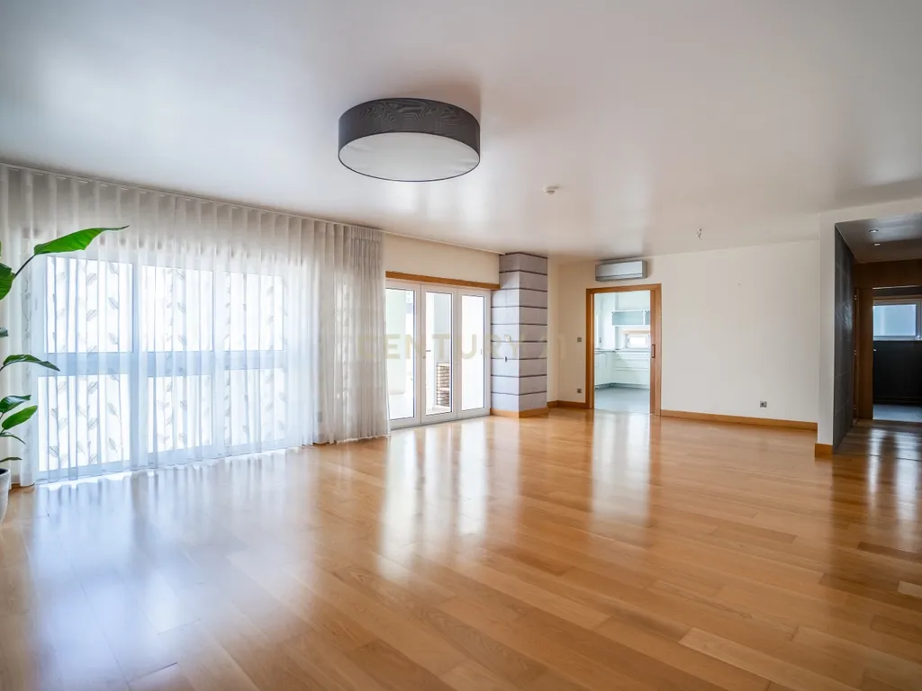 Apartamento T4 Premium com Terraço na Avenida da Independência - Image 3