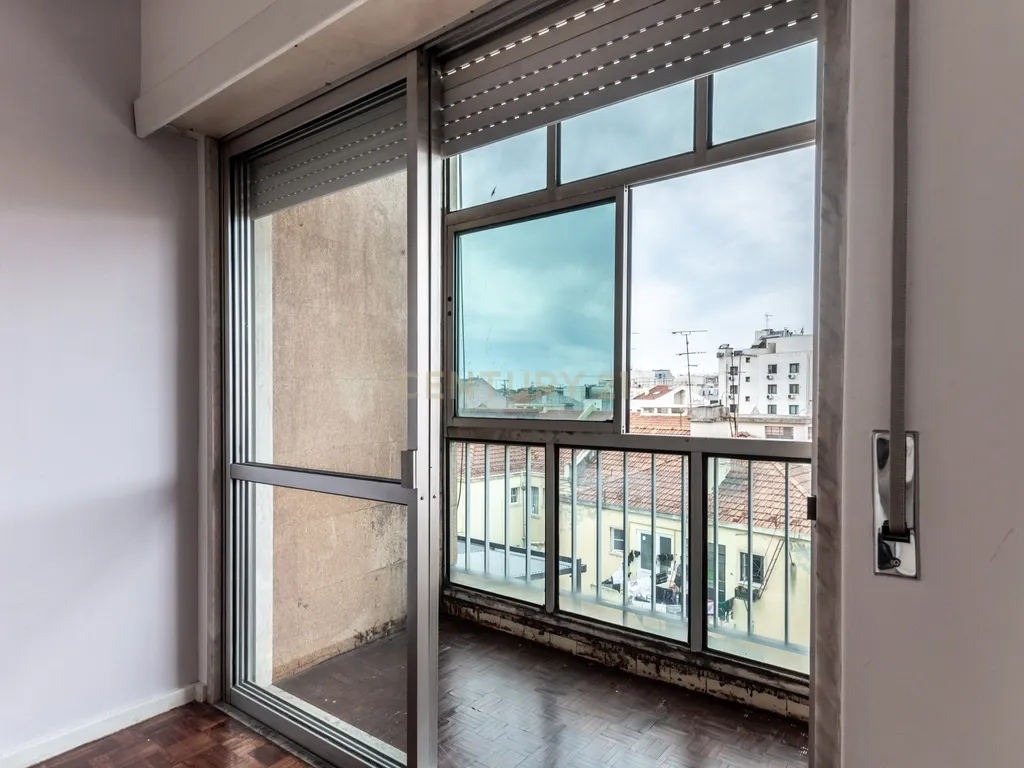 Centro de Lisboa - Crie o Seu Lar neste T1 com Charme e Versatilidade - Image 6