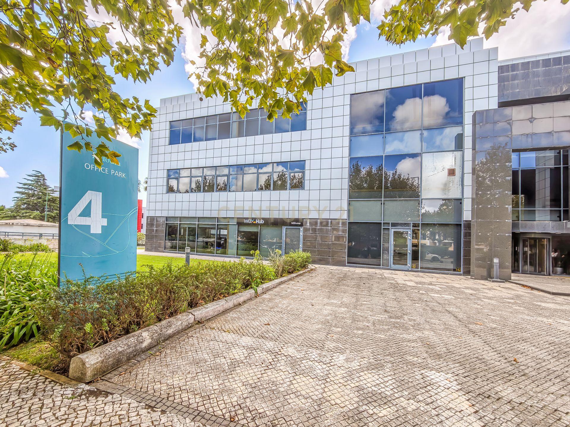 Arrendamento de escritório com 2 salas de reuniões e sala comum | Arrecadação | 1 Parqueamento Beloura Office Park