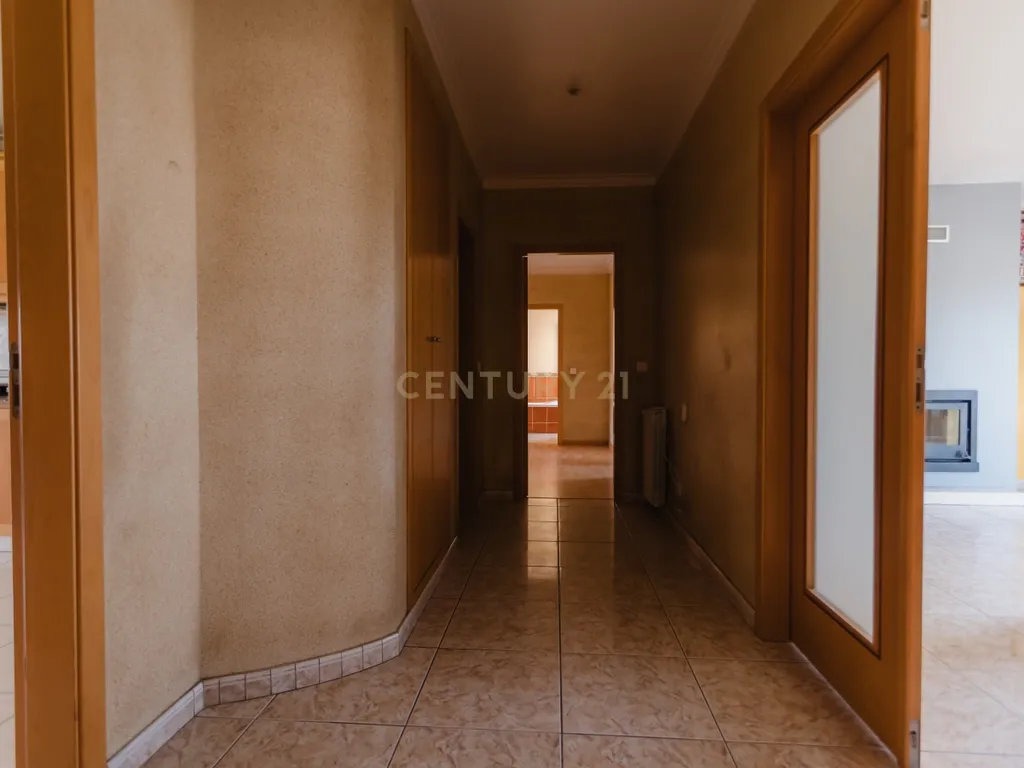 Apartamento T3 com áreas extraordinárias, garagem para 2 carros e perto da praia! - Image 28