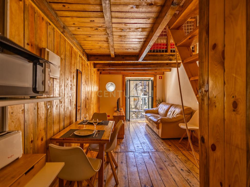 Oportunidade Única no Coração Histórico de Setúbal: Prédio com Dois Apartamentos Próximo ao Miradouro de São Sebastião - Image 1