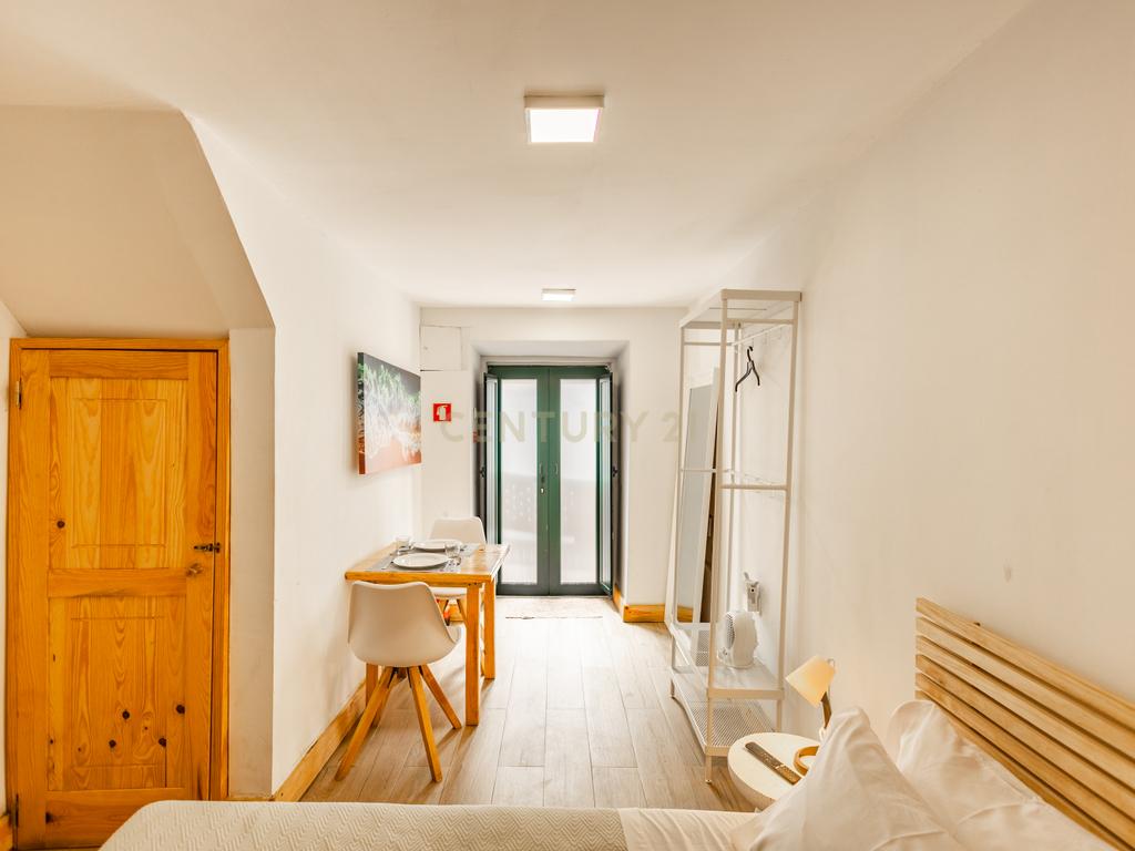 Oportunidade Única no Coração Histórico de Setúbal: Prédio com Dois Apartamentos Próximo ao Miradouro de São Sebastião - Image 21