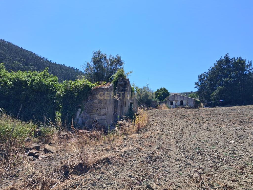 Quinta de 1,8 hectares com 3 edificios para recuperação, em Sobral de Monte Agraço - Image 22