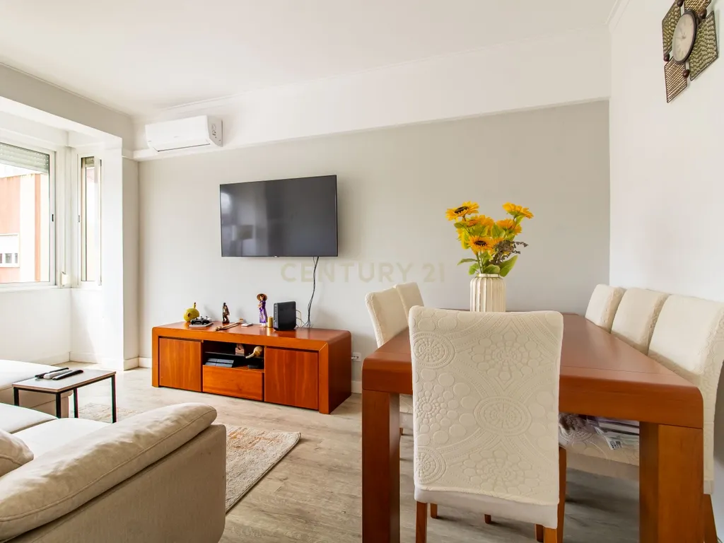 Apartamento T2 , com varanda e arrecadação , perto do metro - Odivelas - Image 2