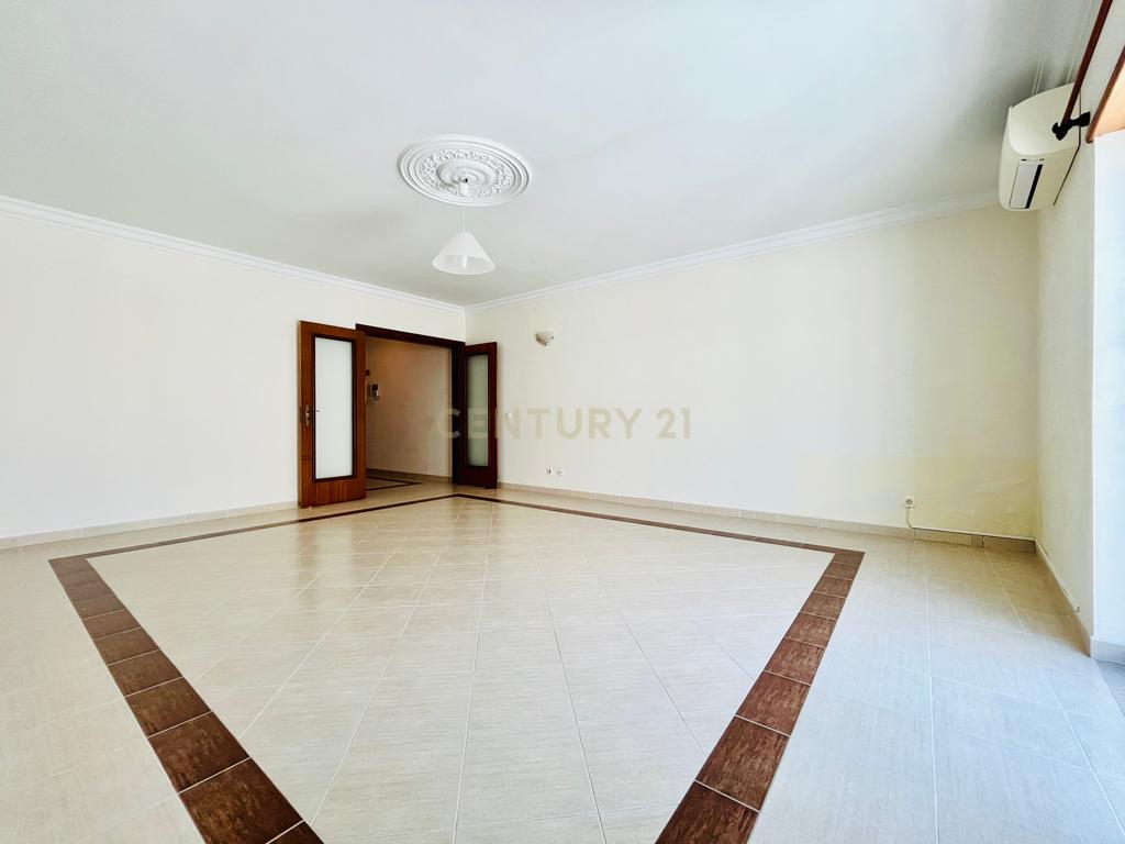 Apartamento T3 na Baixa de Olhão – Localização privilegiada junto à Praça da Floripes e Mercados Municipais - Image 7