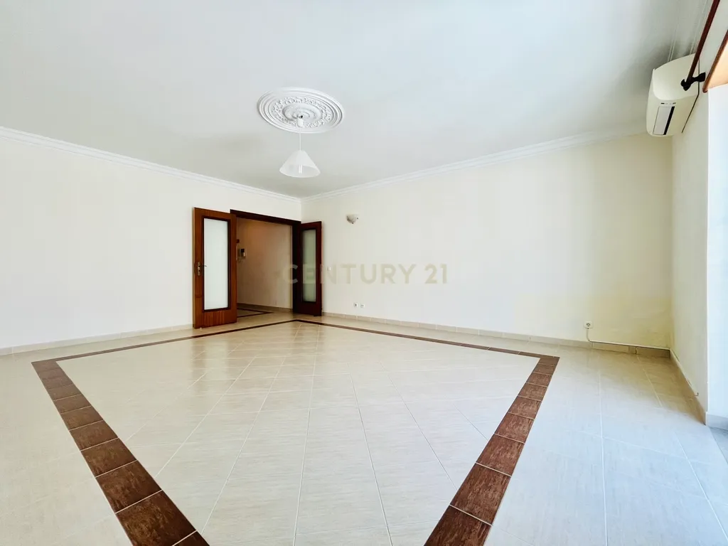Apartamento T3 na Baixa de Olhão – Localização privilegiada junto à Praça da Floripes e Mercados Municipais - Image 7