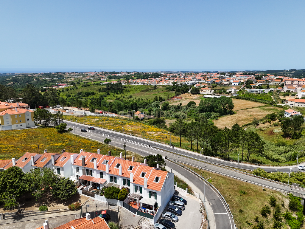 Moradia remodelada T2+1 no centro de Mafra, com pátio e churrasqueira. - Image 24