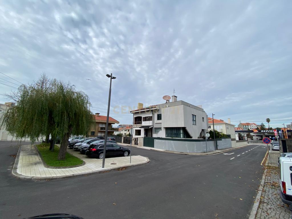 Terreno para construção de moradia de 3 frentes à Liga Portuguesa de futebol. - Image 1